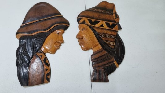 Casal de bolivianos típicos entalhados para parede