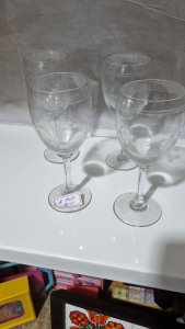 Jogo com 4 taças finíssimas decoradas para vinho e água